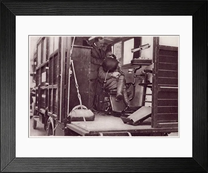 Framed Print : Interior of a new mobil van to treat toothaches and trench-gum, for the trenches, costing of £900 by the Civil Service Federation. Date: 1916