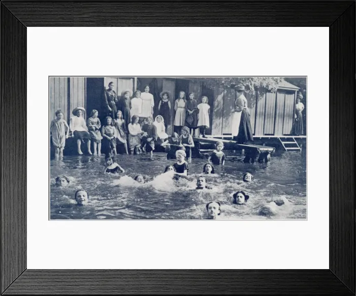 Framed Print : Heatwave - girls enjoying a bathe at Victoria Park, London Framed Print : Heatwave - girls enjoying a bathe at Victoria Park, London