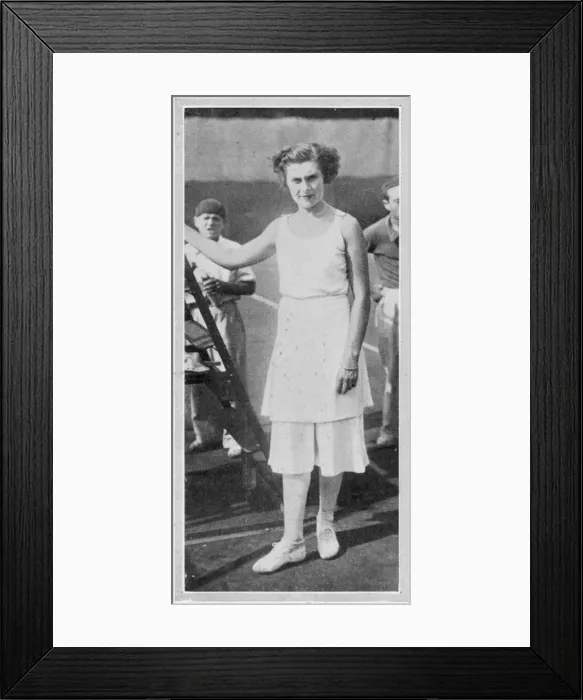 Framed Print : Lili de Alvarez and her divided skirt Framed Print : Lili de Alvarez and her divided skirt