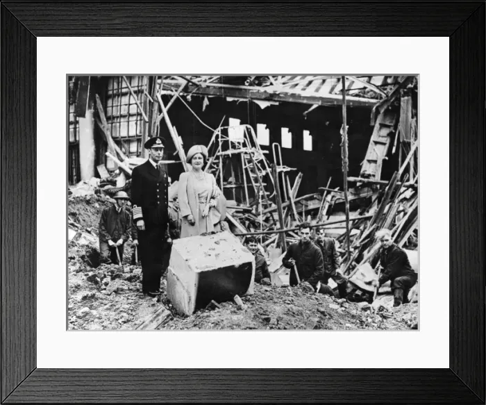 Framed Print : King and Queen inspecting bomb damage at Buckingham Palace Framed Print : King and Queen inspecting bomb damage at Buckingham Palace
