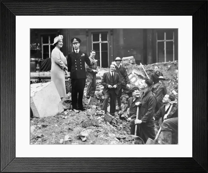 Framed Print : King and Queen inspecting bomb damage at Buckingham Palace Framed Print : King and Queen inspecting bomb damage at Buckingham Palace