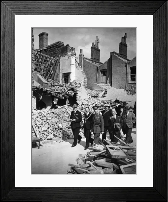 Framed Print : King George VI inspecting bomb damage in London Framed Print : King George VI inspecting bomb damage in London
