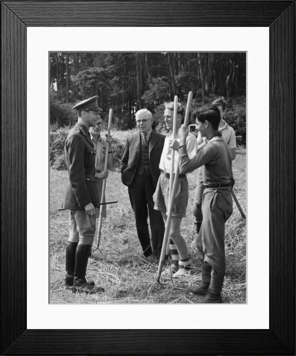 Framed Print : King George VI talking to wartime farm helpers Framed Print : King George VI talking to wartime farm helpers