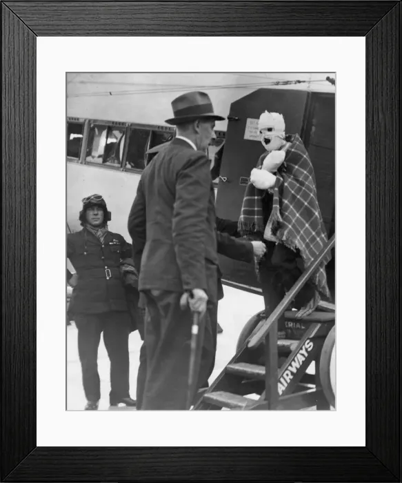 Framed Print : R101 survivors arrive at Croydon Framed Print : R101 survivors arrive at Croydon