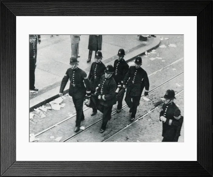 Framed Print : Cable Street demonstration 1936 Framed Print : Cable Street demonstration 1936