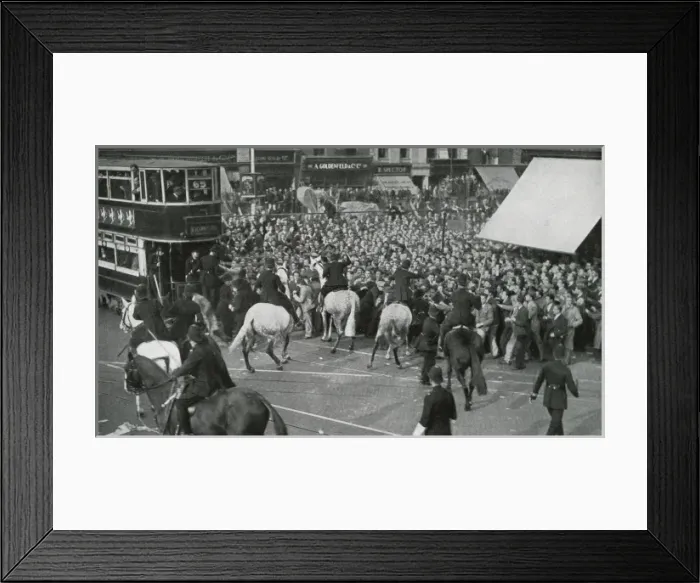 Framed Print : Cable Street demonstration 1936 Framed Print : Cable Street demonstration 1936