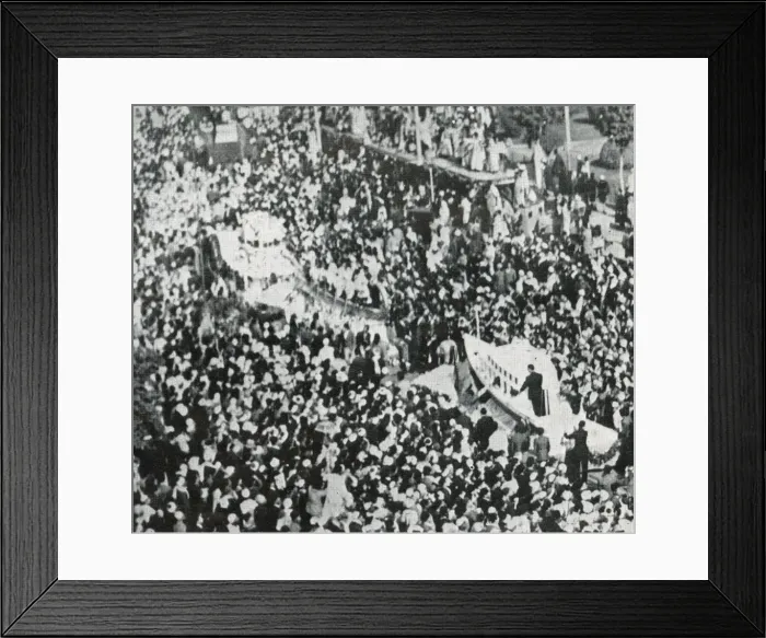 Framed Print : Public celebrations at the royal wedding: floral procession Framed Print : Public celebrations at the royal wedding: floral procession