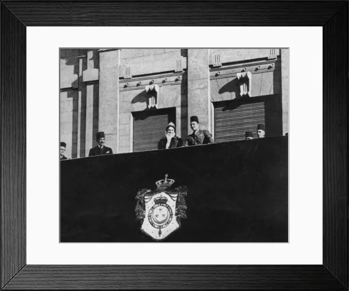 Framed Print : The royal couple acknowledge Cairos ovation