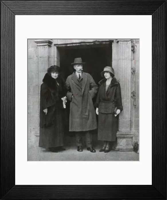 Framed Print : Lady Elizabeth Bowes-Lyon with her parents Framed Print : Lady Elizabeth Bowes-Lyon with her parents