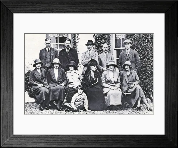 Framed Print : Lady Elizabeth Bowes-Lyon and family Framed Print : Lady Elizabeth Bowes-Lyon and family