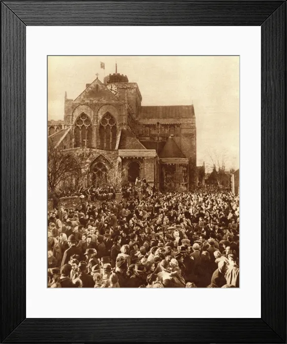 Framed Print : Royal Wedding 1947 - crowds at Romsey Framed Print : Royal Wedding 1947 - crowds at Romsey