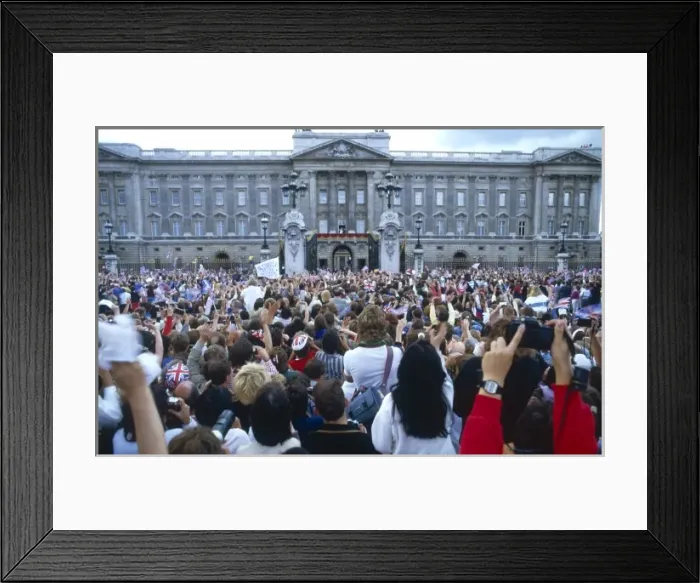 Framed Print : Royal Wedding 1986 - crowds outside Buckingham Palace