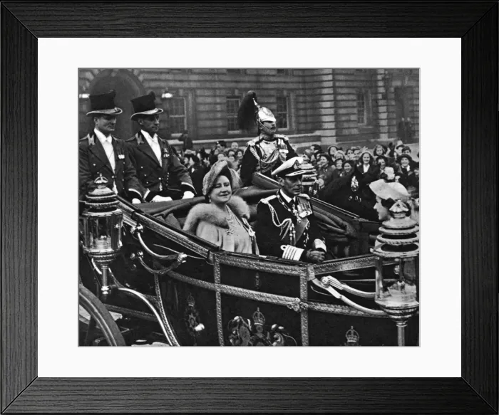 Framed Print : George VI and Queen Elizabeth leaving Buckingham Palace