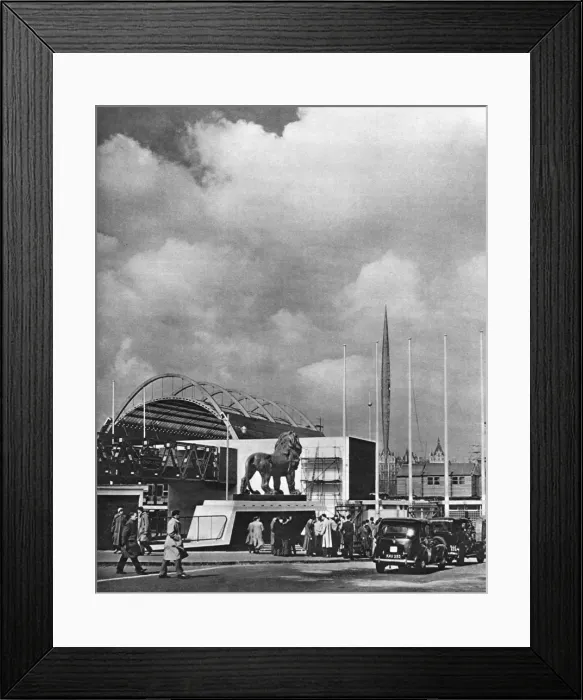Framed Print : Red Lion sculpture in York Road, near Waterloo, London Framed Print : Red Lion sculpture in York Road, near Waterloo, London