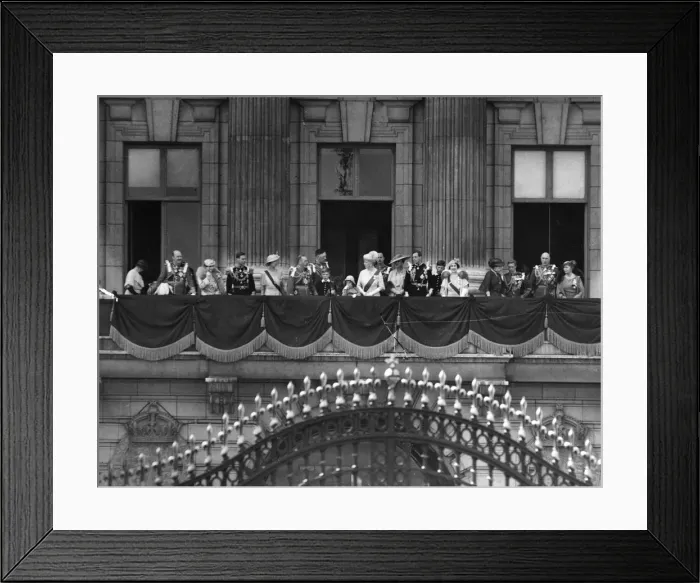 Framed Print : Royal family Silver Jubilee - Buckingham Palace balcony Framed Print : Royal family Silver Jubilee - Buckingham Palace balcony