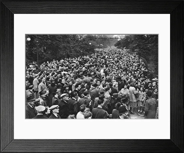 Framed Print : People queueing for the Fun Fair, Battersea Park Framed Print : People queueing for the Fun Fair, Battersea Park