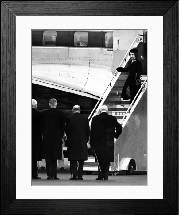 Framed Print : Queen Elizabeth II returns to UK after death of King George Framed Print : Queen Elizabeth II returns to UK after death of King George
