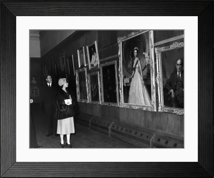 Framed Print : Queen Elizabeth II views her own portrait Framed Print : Queen Elizabeth II views her own portrait