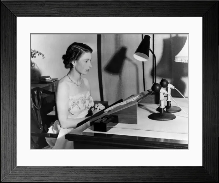 Framed Print : Queen Elizabeth II making Christmas broadcast