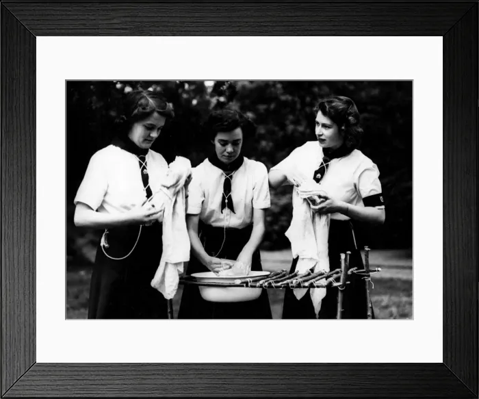 Framed Print : Girl Guides: Princess Elizabeth washing up, 1944 Framed Print : Girl Guides: Princess Elizabeth washing up, 1944