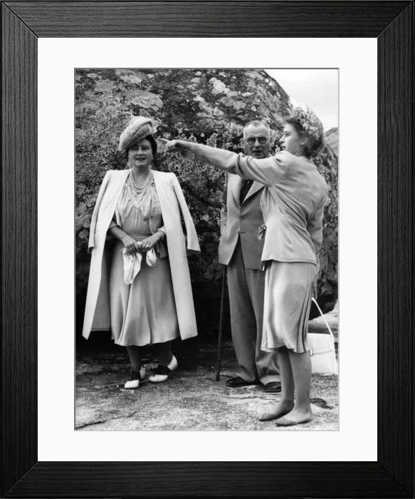 Framed Print : Princess Elizabeth and her mother the Queen, Zimbabwe, 1947 Framed Print : Princess Elizabeth and her mother the Queen, Zimbabwe, 1947