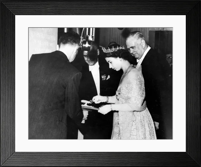 Framed Print : Queen Elizabeth visits Lloyds, 1952 Framed Print : Queen Elizabeth visits Lloyds, 1952