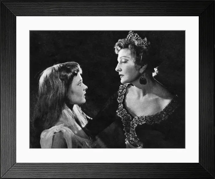 Framed Print : Judi Dench as Ophelia and Coral Browne as Gertrude Framed Print : Judi Dench as Ophelia and Coral Browne as Gertrude