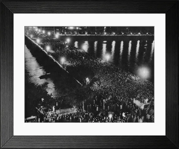 Framed Print : Fireworks and crowds, Westminster Bridge, Coronation 1953 Framed Print : Fireworks and crowds, Westminster Bridge, Coronation 1953