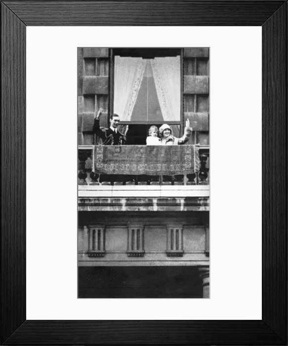 Framed Print : The Duke and Duchess of York with baby Princess Elizabeth Framed Print : The Duke and Duchess of York with baby Princess Elizabeth