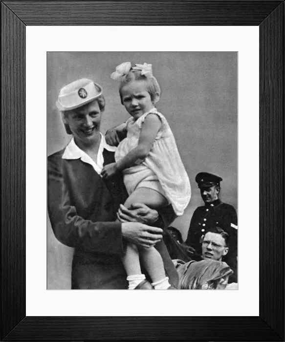 Framed Print : Fanny Blankers-Koen and her daughter Framed Print : Fanny Blankers-Koen and her daughter