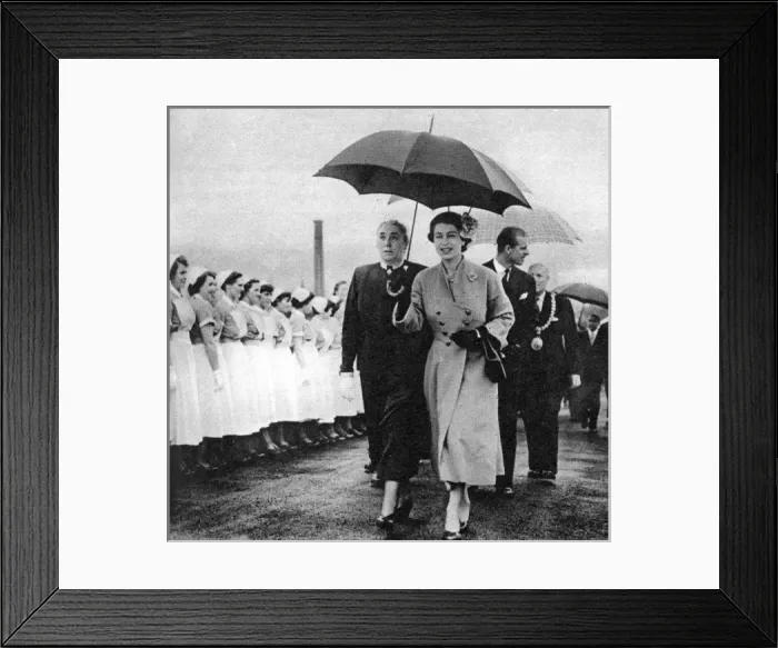 Framed Print : The Queen at Dundee Royal Infirmary Framed Print : The Queen at Dundee Royal Infirmary