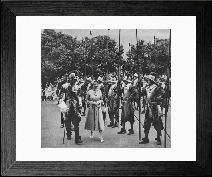 Framed Print : The Queen inspects pikemen and musketeers Framed Print : The Queen inspects pikemen and musketeers