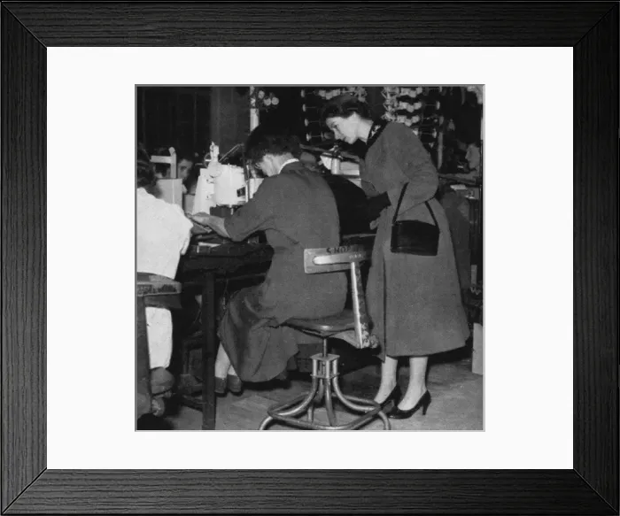 Framed Print : The Queen visits a Birmingham factory
