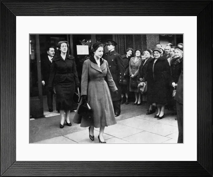 Framed Print : The Queen leaving Harrods Framed Print : The Queen leaving Harrods