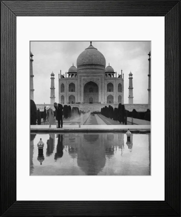 Framed Print : Queen Elizabeth II - royal tour of India - Taj Mahal Framed Print : Queen Elizabeth II - royal tour of India - Taj Mahal