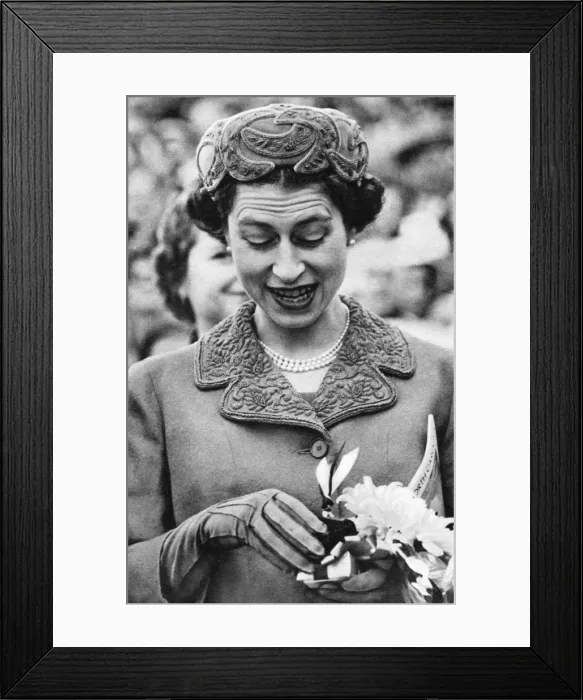 Framed Print : Queen Elizabeth II North America visit - receiving a gift Framed Print : Queen Elizabeth II North America visit - receiving a gift