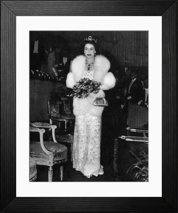 Framed Print : Queen Elizabeth II in Leicester Square, 1957 Framed Print : Queen Elizabeth II in Leicester Square, 1957