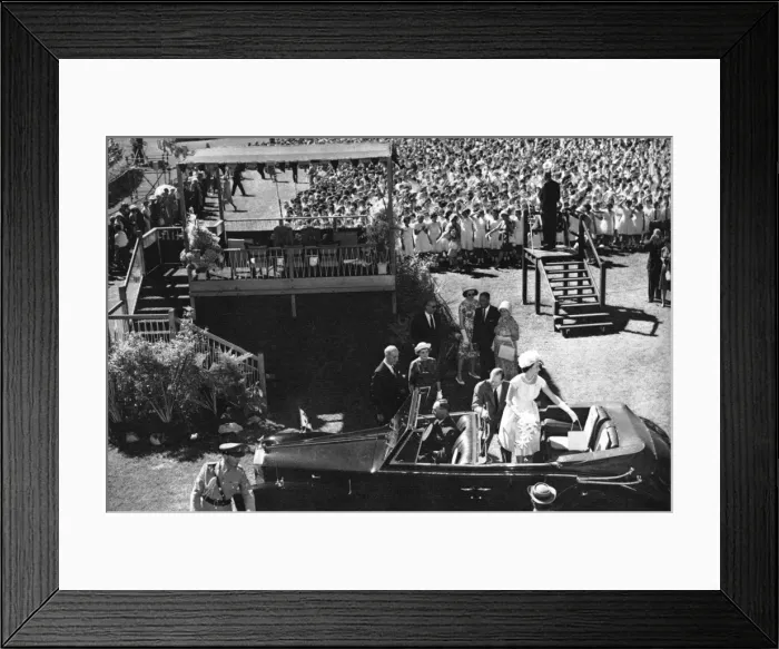 Framed Print : Queen Elizabeth II - Royal Tour of Australia - Adelaide Framed Print : Queen Elizabeth II - Royal Tour of Australia - Adelaide