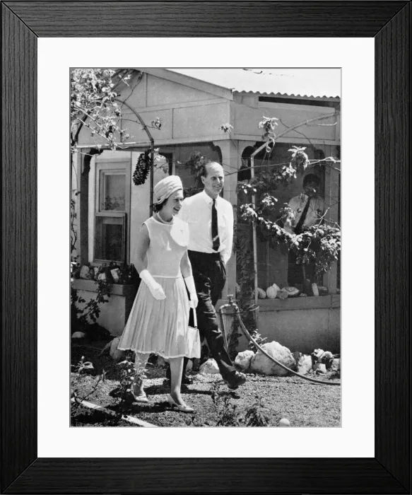 Framed Print : Queen Elizabeth II - Royal Tour of Australia - Alice Springs Framed Print : Queen Elizabeth II - Royal Tour of Australia - Alice Springs