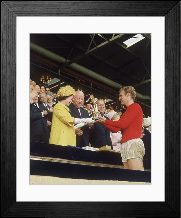 Framed Print : Queen Elizabeth II presents Bobby Moore with World Cup Framed Print : Queen Elizabeth II presents Bobby Moore with World Cup
