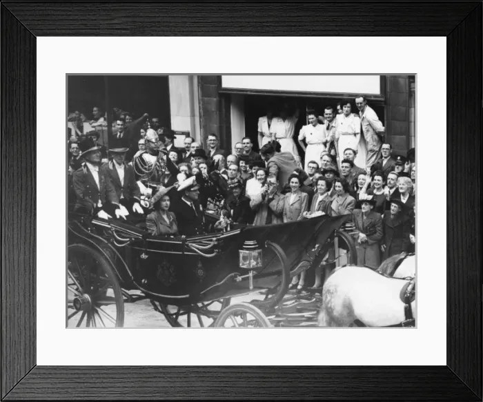Framed Print : Queen Elizabeth II - on way to Guildhall, 1948 Framed Print : Queen Elizabeth II - on way to Guildhall, 1948