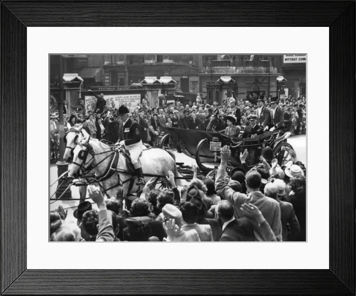 Framed Print : Queen Elizabeth II - on way to Guildhall, 1948