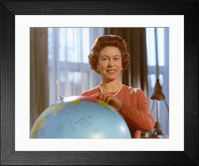 Framed Print : Queen Elizabeth II, 1970 Framed Print : Queen Elizabeth II, 1970