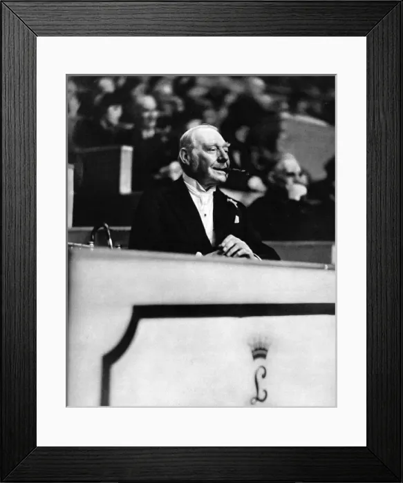 Framed Print : The Earl of Lonsdale at Bertram Mills Circus, 1935 Framed Print : The Earl of Lonsdale at Bertram Mills Circus, 1935