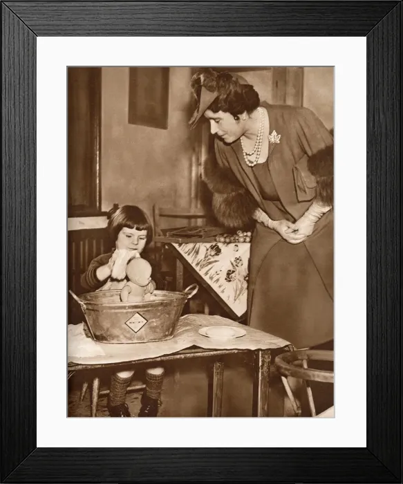 Framed Print : Queen Mother visiting London evacuees at Horsted Keynes, 1939