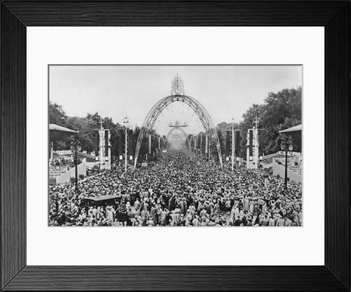 Framed Print : Coronation 1953, Queen Elizabeth II - Procession down the Ma