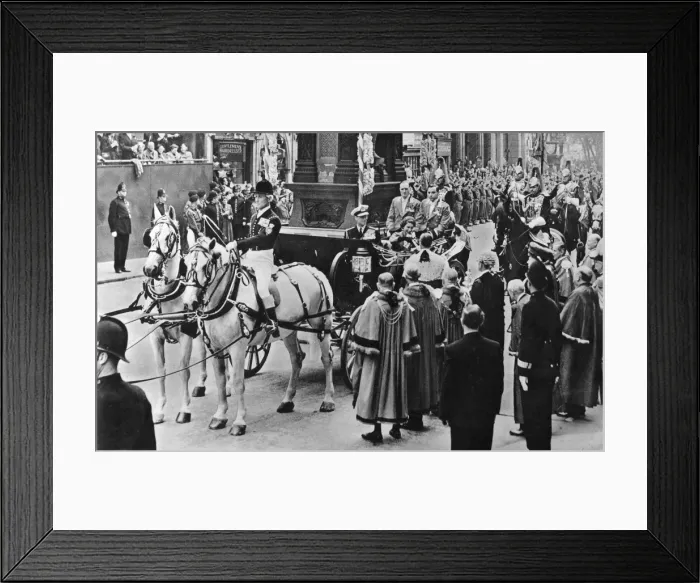 Framed Print : Coronation 1953, Queen accepts pearl sword at Temple Bar Framed Print : Coronation 1953, Queen accepts pearl sword at Temple Bar