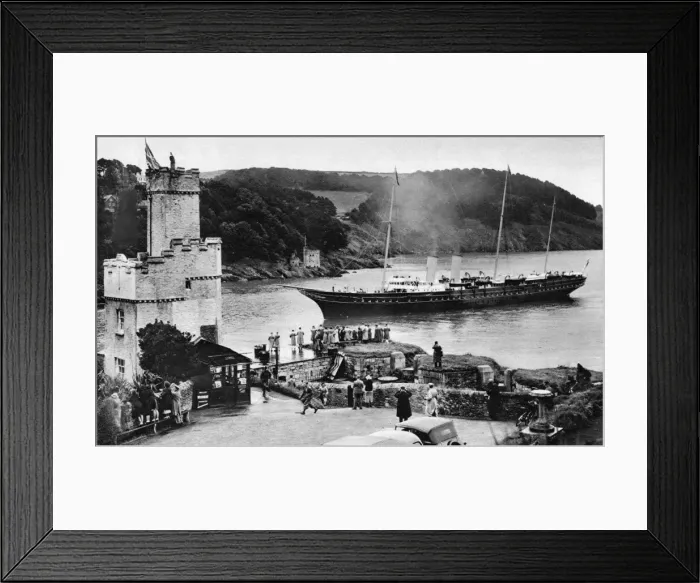 Framed Print : Royal Yacht Victoria and Albert arriving at Dartmouth, 1939