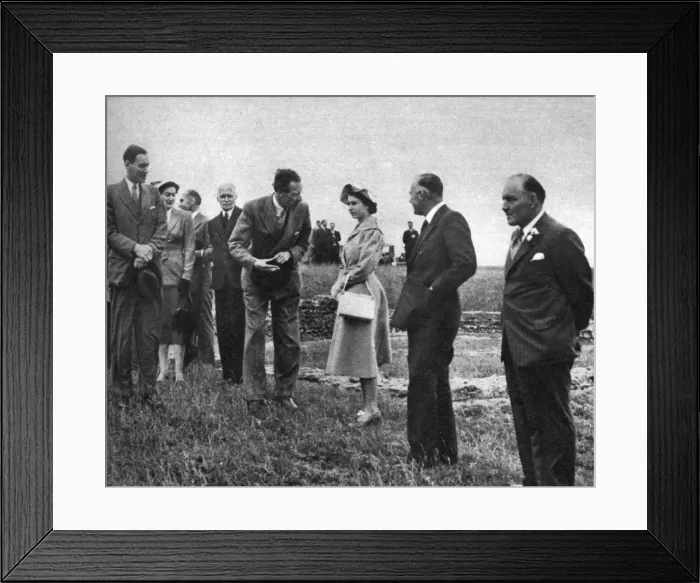 Framed Print : Queen Elizabeth on the summit of Maiden Castle, 1952