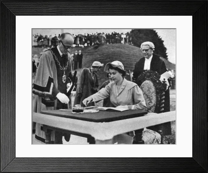 Framed Print : Queen Elizabeth at Maumbury Rings, Dorchester, Dorset Framed Print : Queen Elizabeth at Maumbury Rings, Dorchester, Dorset